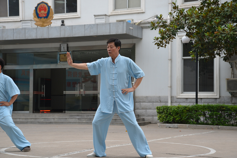 聘請陳式太極拳知名教練教學(xué)，開展太極拳興趣小組活動。