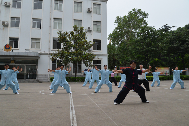 聘請陳式太極拳知名教練教學(xué)，開展太極拳興趣小組活動。