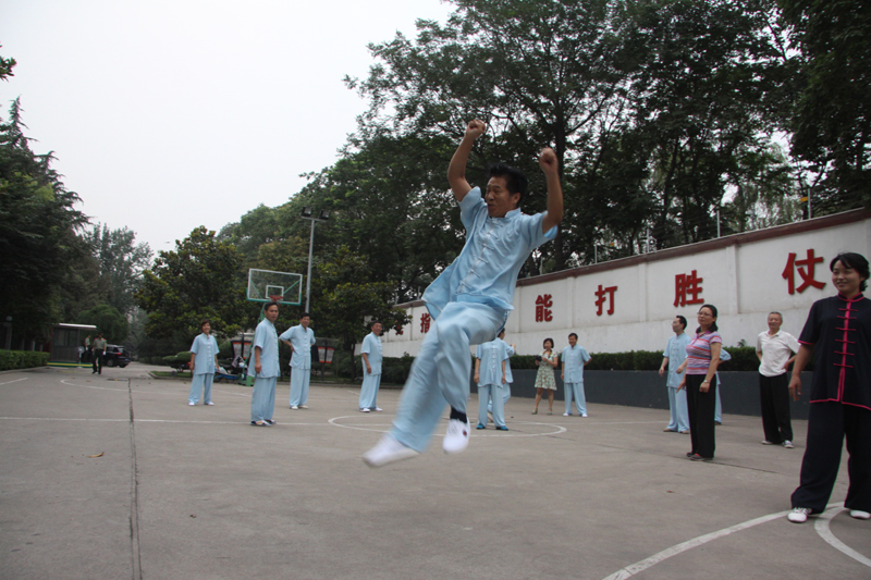 聘請陳式太極拳知名教練教學(xué)，開展太極拳興趣小組活動。